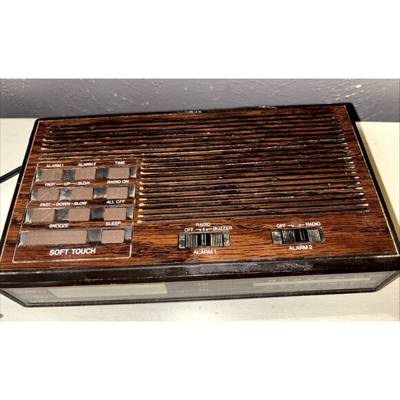 Vintage Sanyo RM-6400 AM/FM Digital Dual Alarm Radio Clock - Picture 2 of 5